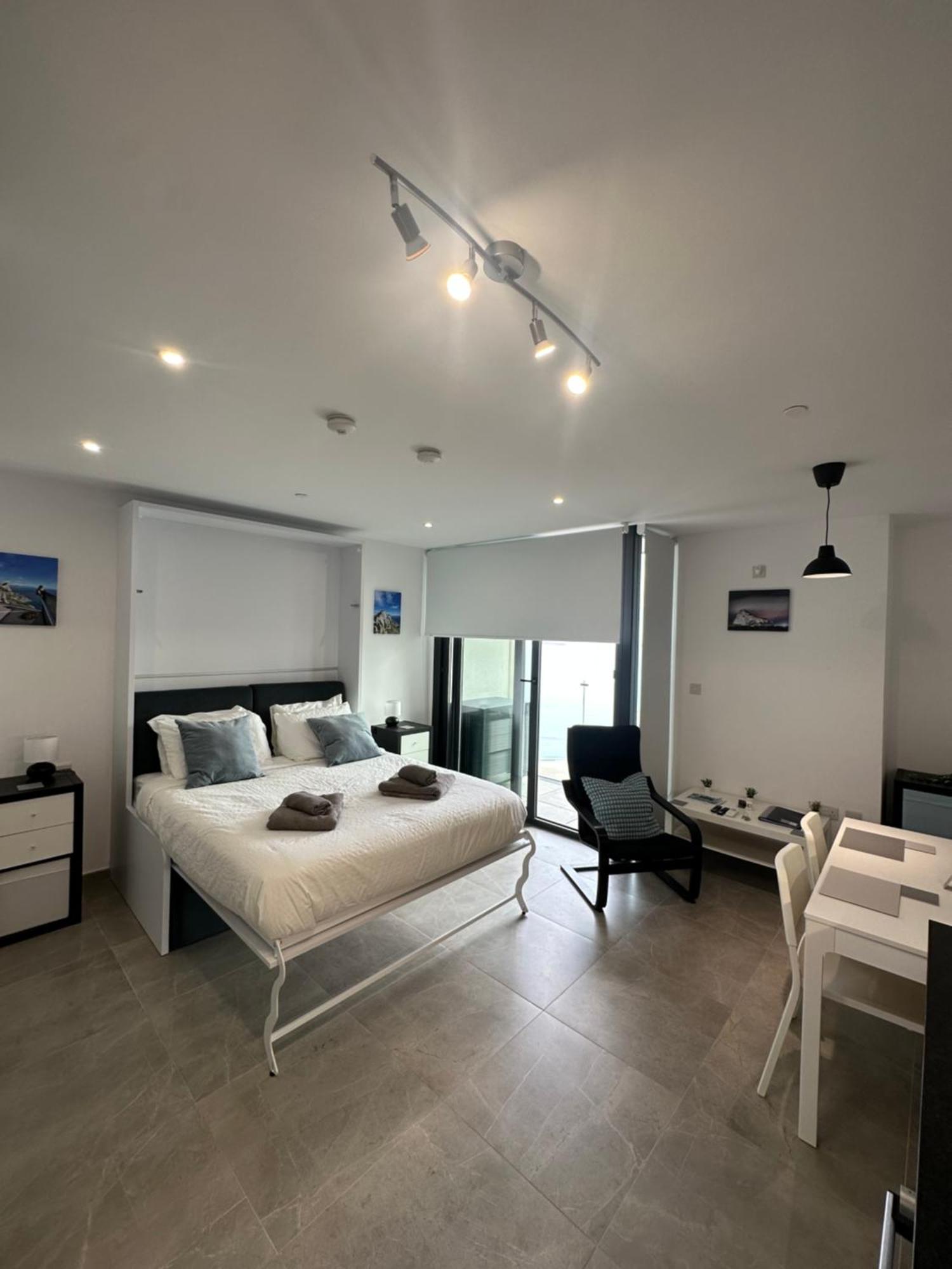 E1 Apartment High Level Sea View ยิบรอลตาร์ ภายนอก รูปภาพ